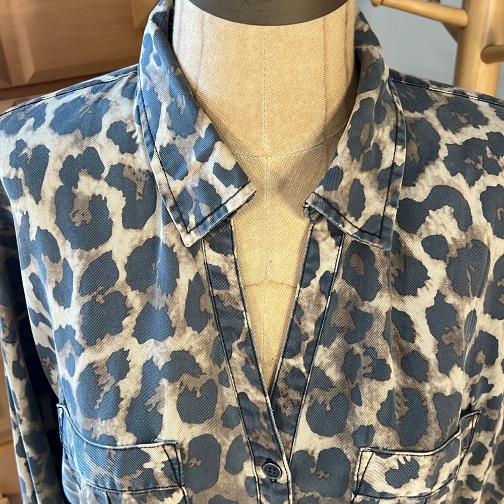 EUC r//c size small leopard print button down top - Picture 9 of 11